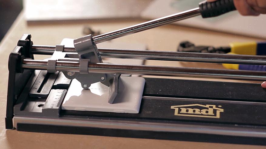 Blir presentert med to hovedverktøy for å kutte flisene