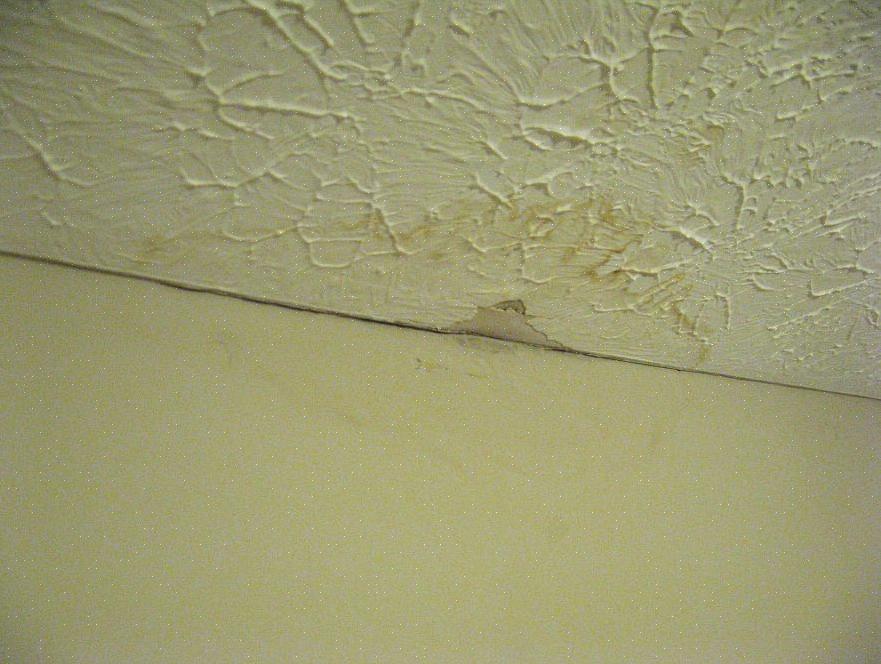 Vil det ofte være brunt eller skittent hvis det kommer fra taket