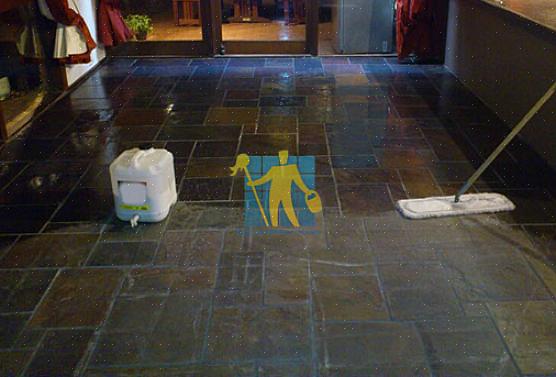 Ideelt sett bør du støvtoppe skifergulvet hver dag