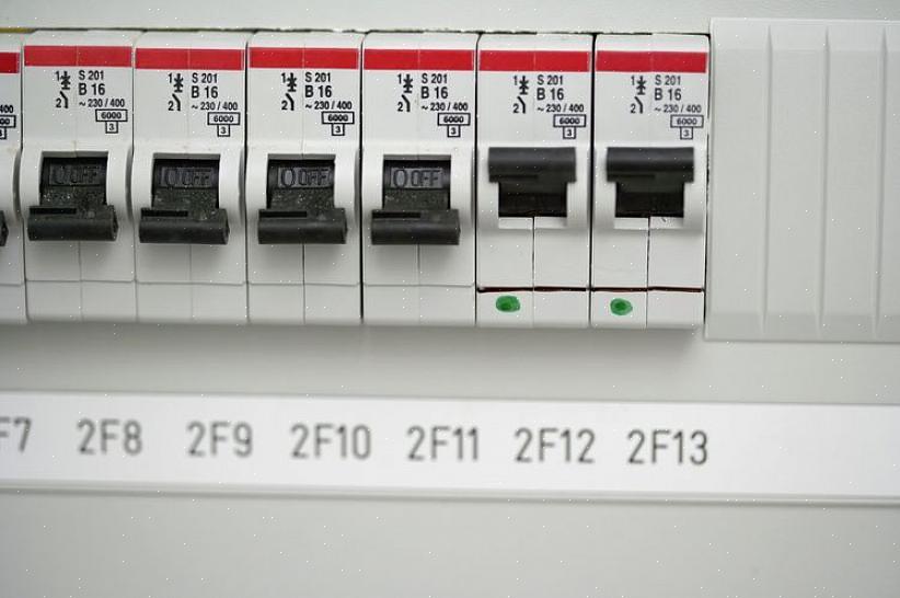 Servicepanelet lar deg også slå av strømmen til alle kretsene samtidig ved å bruke hovedbryteren