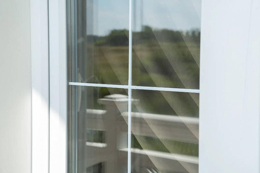 Grillrammen på en flat arbeidsflate med grillrammen opp