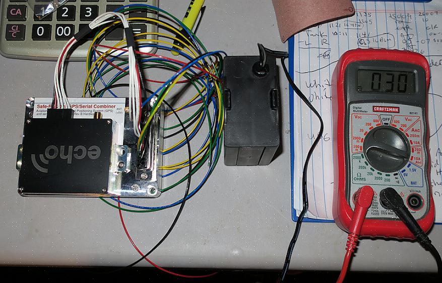 Bør ledningsisolasjonen nesten berøre skruen