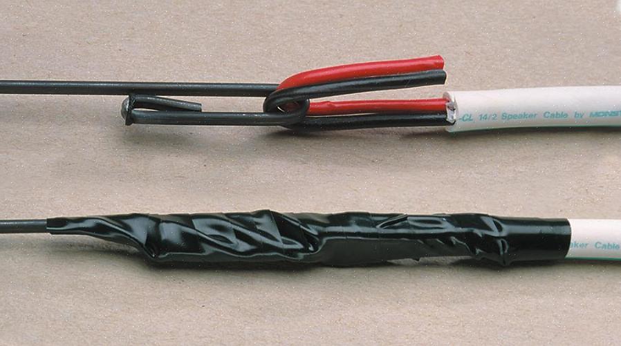 Fester du ledningene til fisketapen for å trekke dem gjennom ledningen