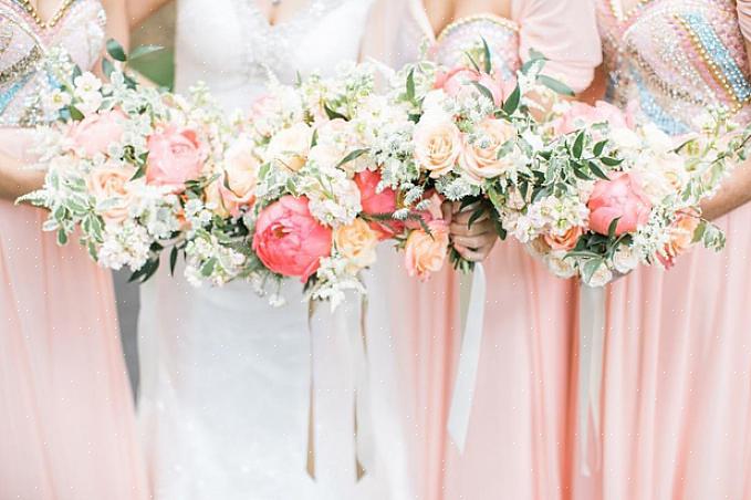 Juliet-hageroser sammen med dyprøde georginer for å skape denne hagen inspirert av sommerens bryllupsbukett