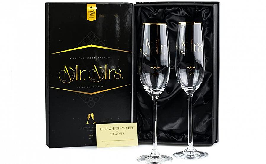 Løfter glasset og foreslår en skål