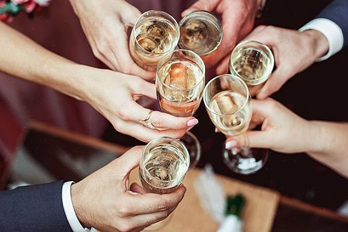 Den beste mannen er vanligvis den første som holder en tale eller skåler til paret i bryllupsfesten