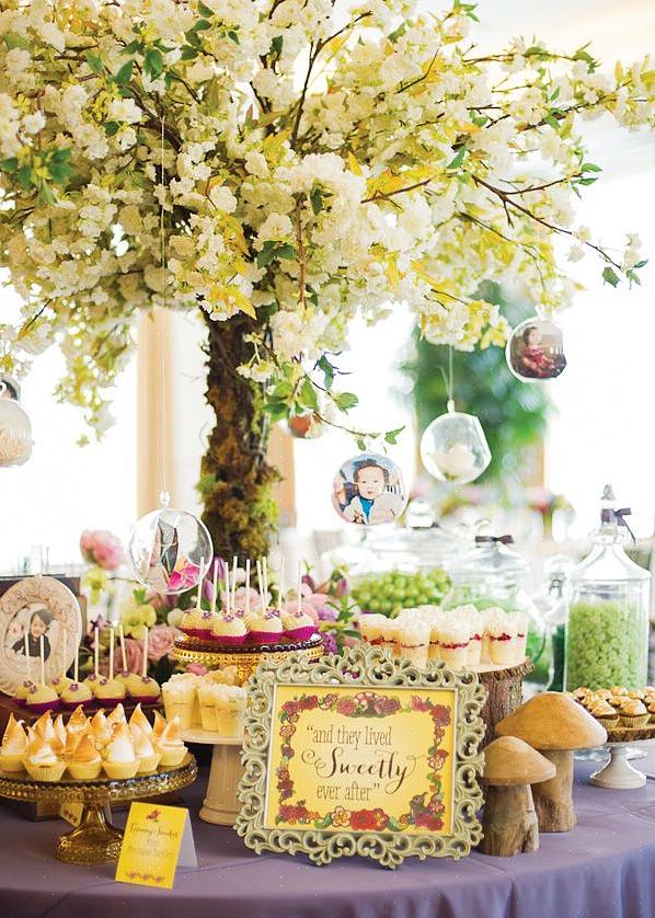 En tallerken fylt med te-smørbrød vil forsterke Alice's Adventures in Wonderland-temaet