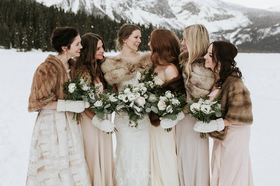 Et stort rødt sjal som krølles mot brudgommen som har en rød boutonnière