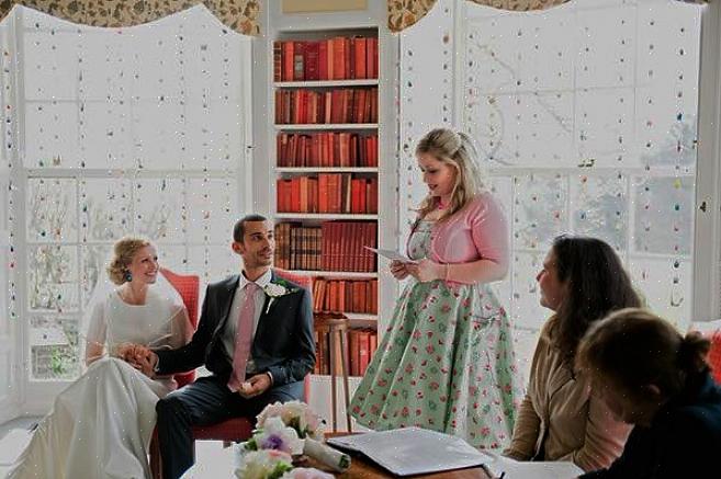 Det er lett å rase om par som velger upersonlige bryllupsavlesninger - som den allestedsnærværende