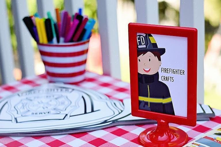 Stille opp ved siden av et babybasseng som er fylt med vann