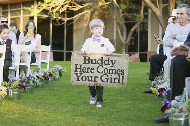 Og deretter bærer ringbæreren denne puten ned midtgangen