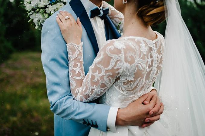 Se på fem vanlige bryllupstradisjoner som du gir gjestene dine for å klare som en meningsfull del av vielsen