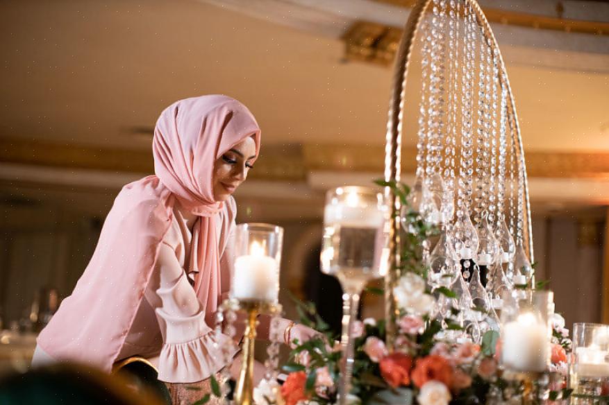 Og gir paret en kontrakt for bryllupsplanleggingstjenester