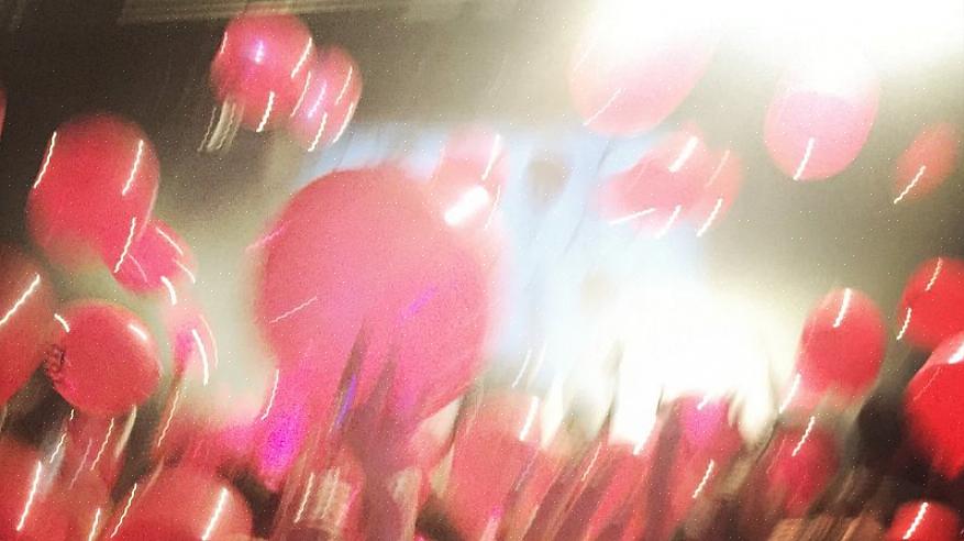 Når gjestene kommer til det firkantede dansefestet