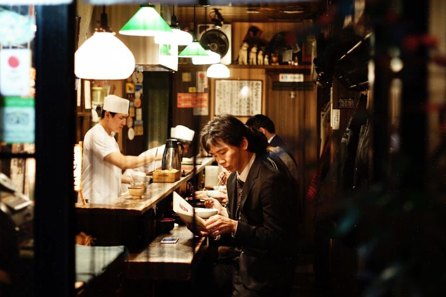 Unngå å stelle ved spisebordet når du spiser på en restaurant