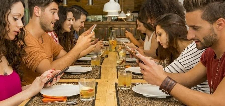 Begynner å chatte eller sende en tekstmelding mens du er sammen