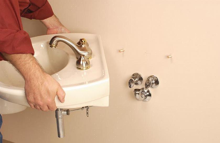 Installer monteringsplaten eller vasken ved å feste den til blokkeringen med lagskruer