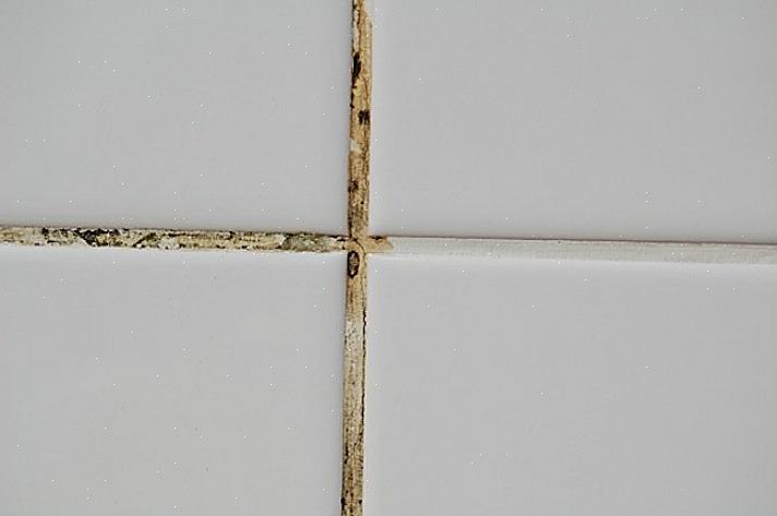 Slå på verktøyet og flytt bladet langs fugemasse