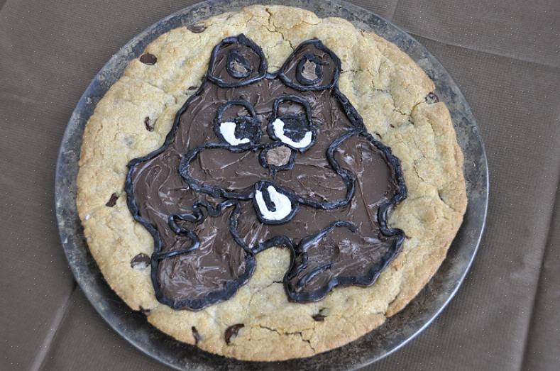 Be barna feire Groundhog Day med invitasjoner laget av brunt kartongpapir som er kuttet i form