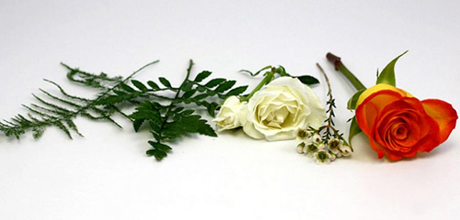 Å lage boutonniere er en enkel DIY bryllupsoppgave som kan spare deg for penger uten mye tid