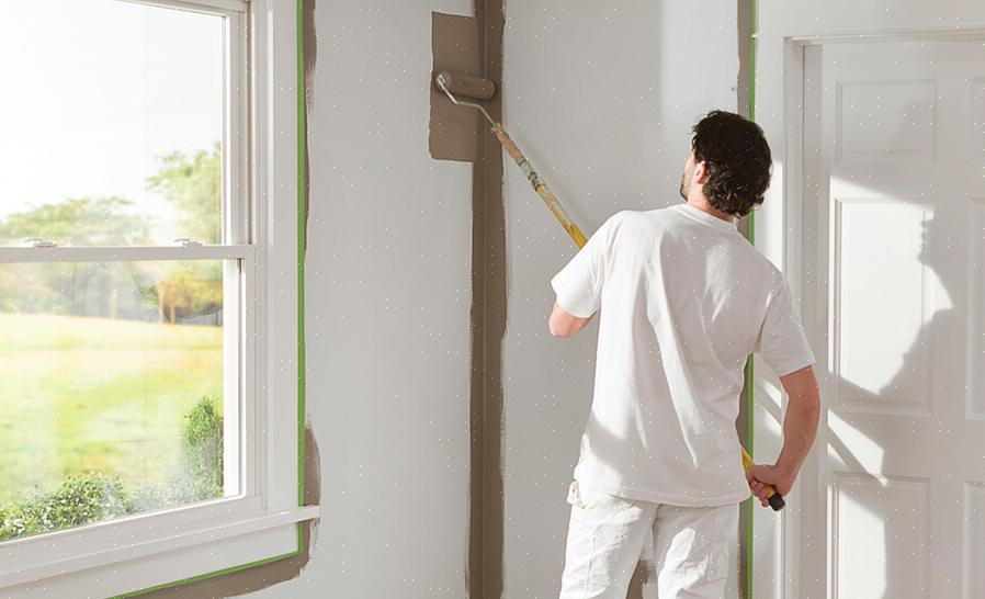 Du trenger et par ting for å tape kantene på et rom