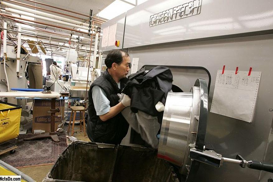 Renseprosessen fungerer veldig bra for å fjerne oljebaserte flekker takket være det kjemiske løsemidlet