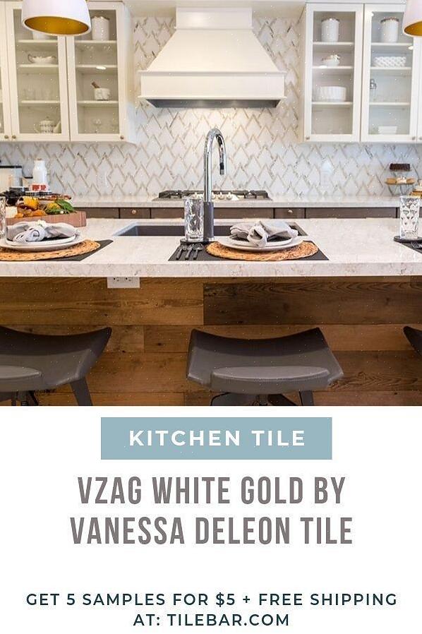 En nøytral flisbacksplash kan gi farge uten å endre naturen til et hvitt kjøkken