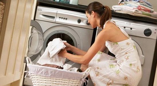 Du kan oppdage optiske lysemidler ved hjelp av et spesielt UV- eller svart lys