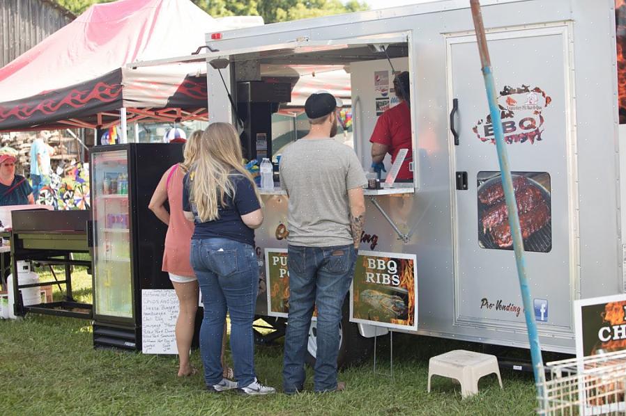 Den siste helgen i juli drar skattejegere i upstate New York til Route 90 Garage-salg i Cayuga County