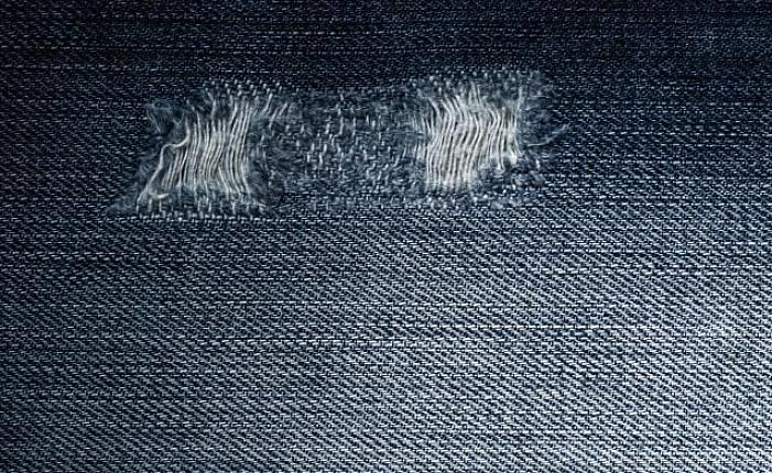 Hvis du ser mørke striper på stoffet som ser ut som brennmerker sammen med små hull eller ødelagte tråder