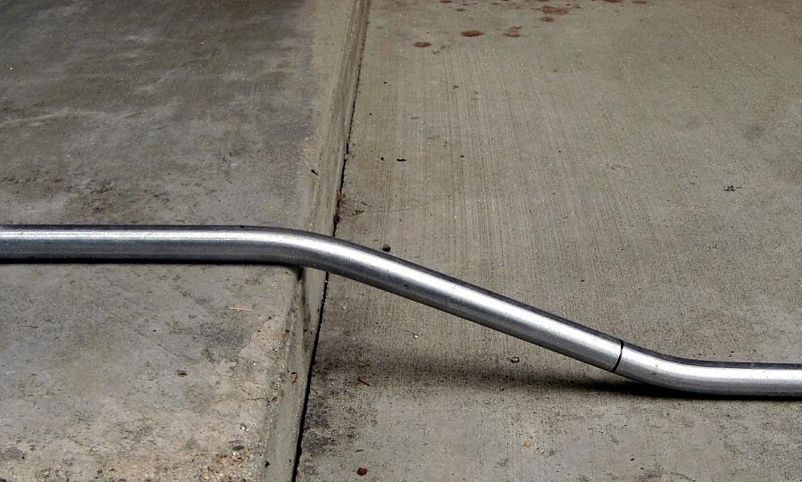 En enkel rørbøyer er det eneste spesialverktøyet du trenger for å bøye EMT-rør