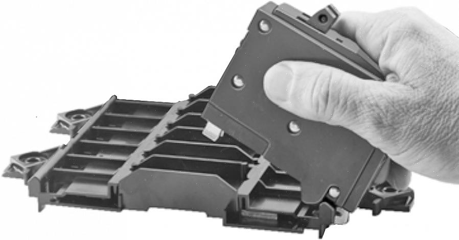 Hovedstrømbryteren slår ikke av strømmen til strømkablene eller punktene der de kobles til panelet