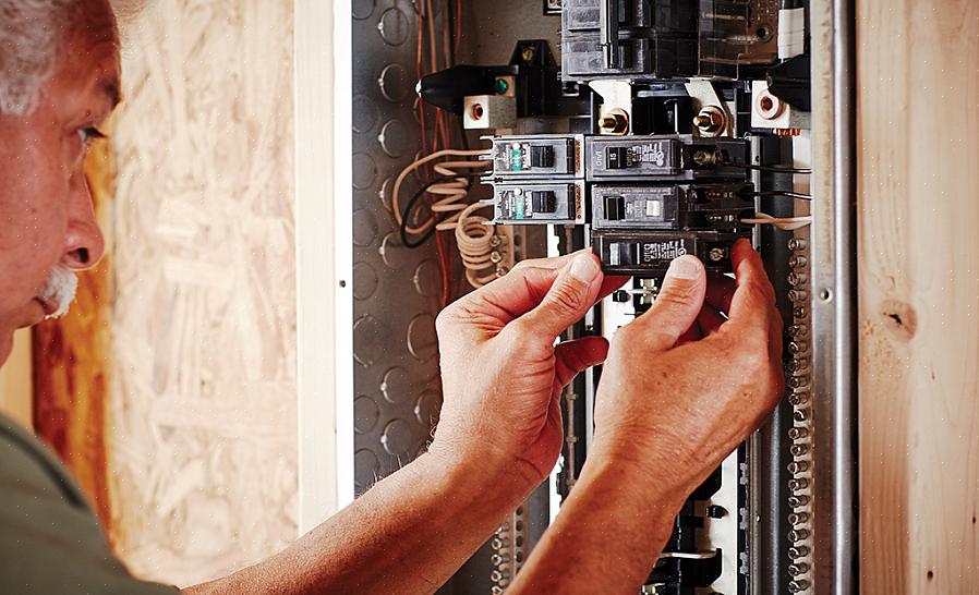 Hovedbryteren i seg selv får strøm fra to varme kabler som kommer inn ovenfra eller under servicepanelet