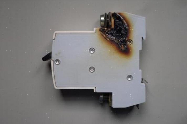 Test terminalledningene med stikkprøvekontrollen for å sikre at bryteren har strøm