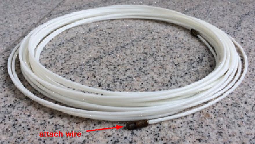 Før ledningene inn i kanalen mens partneren din trekker dem gjennom fra den andre enden ved å trekke