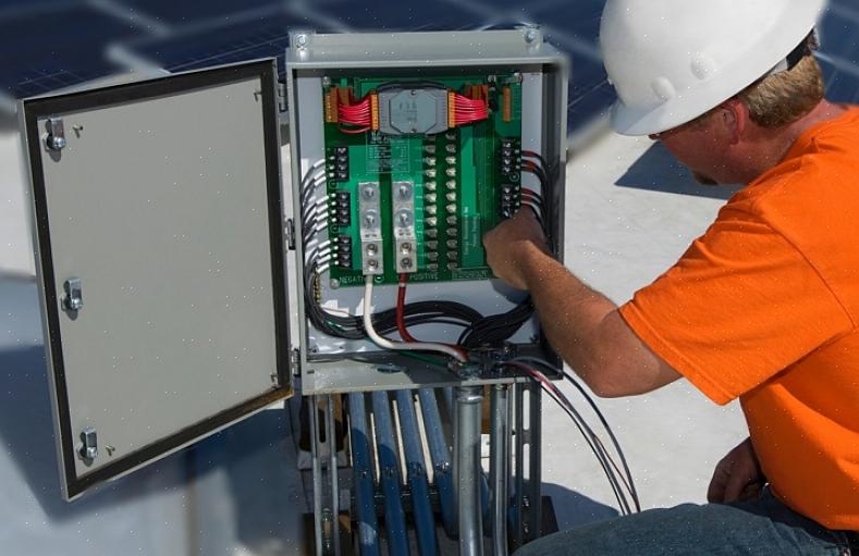 Du må koble varmekretsledningen til "hot" eller "load" terminalen på GFCI-bryteren