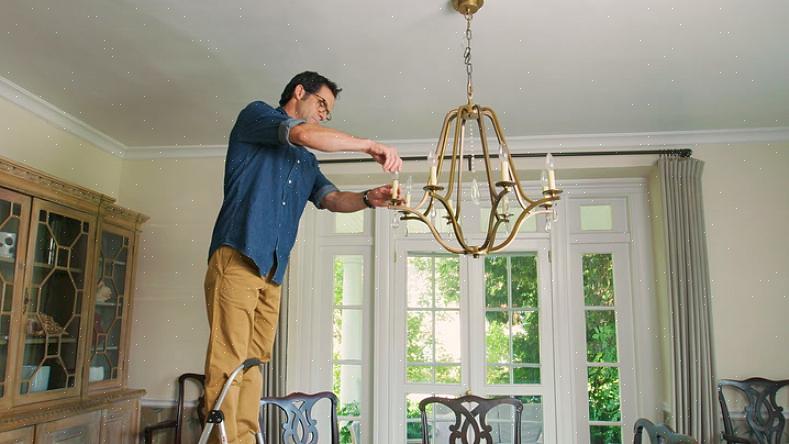 Installerer du vanligvis monteringsskruene på armaturet i små gjengede skruehull på den elektriske boksen