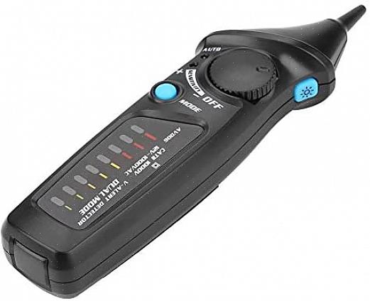 Sett enden av spenningstesteren i begge rette sporene på strømuttaket