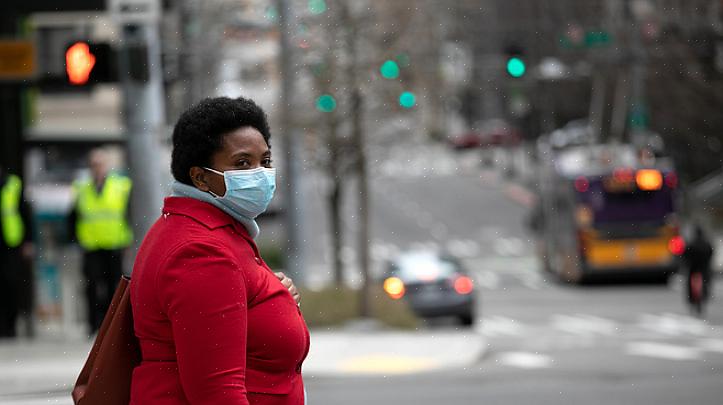 Polyesterplagg kan oppbevares trygt i et plastkar eller henges i en plaggpose for å beskytte dem mot støv