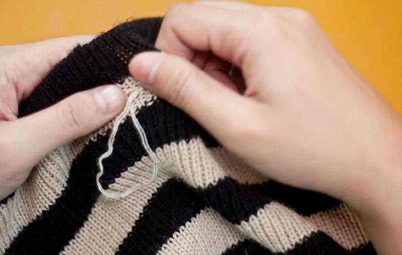 Først må du ikke kutte av den hekte tråden eller bruke en genser-barbermaskin eller barberhøvel for å fjerne