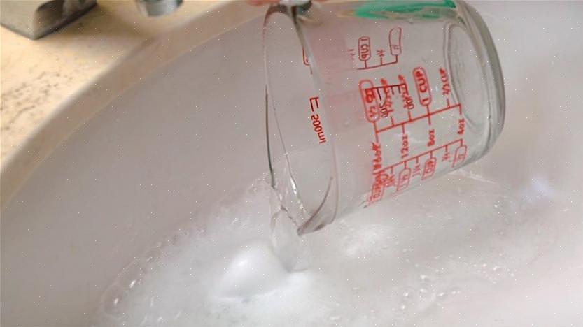 Hvordan fjerne oppkastflekker fra møbeltrekk