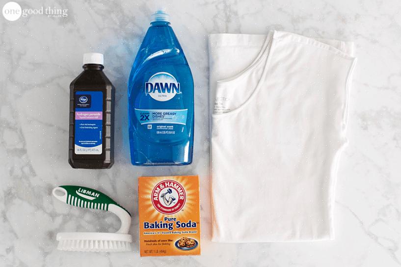 Deretter strekke seg under skjorten for å rulle deodorant til armhulene