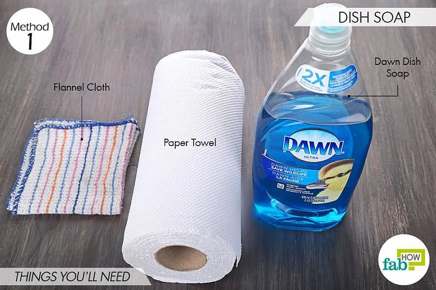 Bland en spiseskje håndoppvaskmiddel i to kopper varmt vann