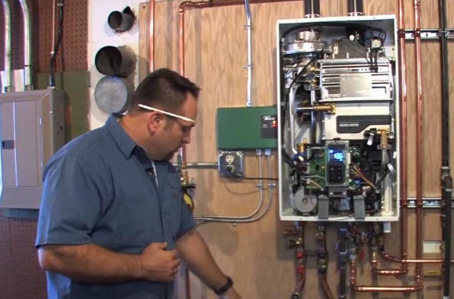 Fest en hageslange til avløpsventilen på varmtvannsberederen