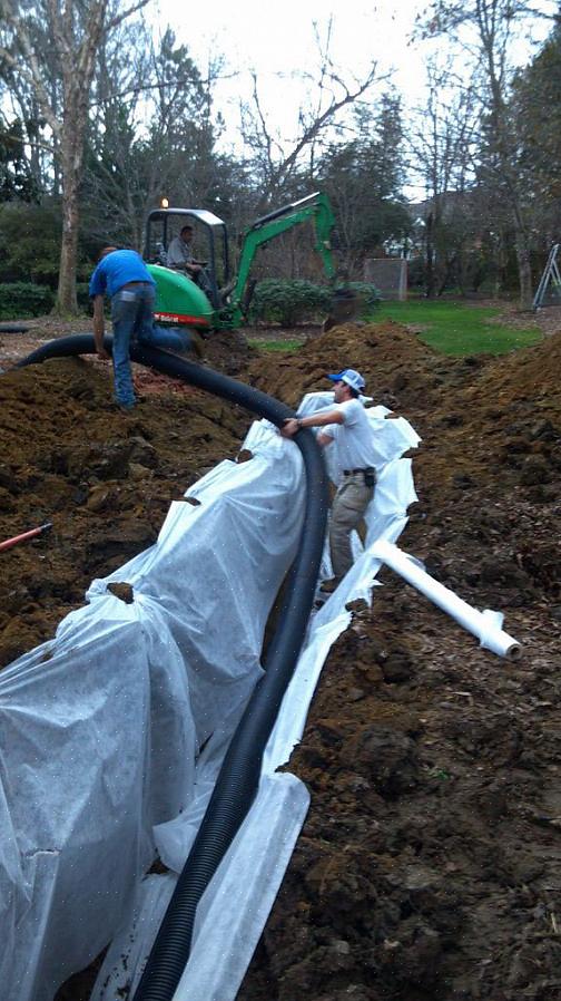 Rengjør så mye søppel du kan komme for hånd ved å strekke deg ned i oppfangingsbassenget
