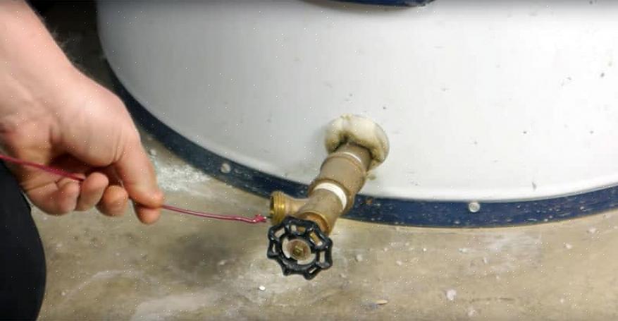 Prøve å skylle varmtvannsberederen litt mens vanntrykket er på