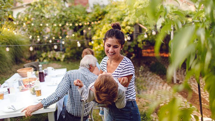 Selv for en uformell utendørs fest er det lurt å sende ut en slags invitasjon