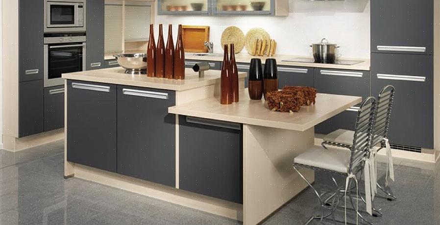 Rødt er to farger som kommer i tankene når du møblerer i asiatisk inspirert stil