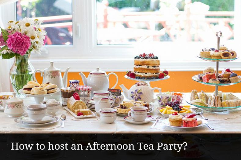 Kvinner nyter ettermiddagste i England