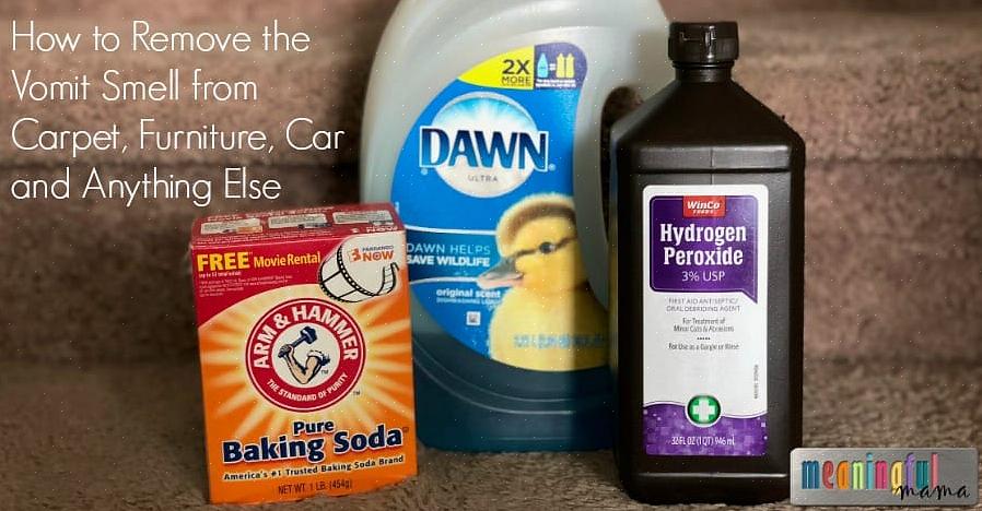 Svamp området med håndkleet dyppet i blandingen med vann